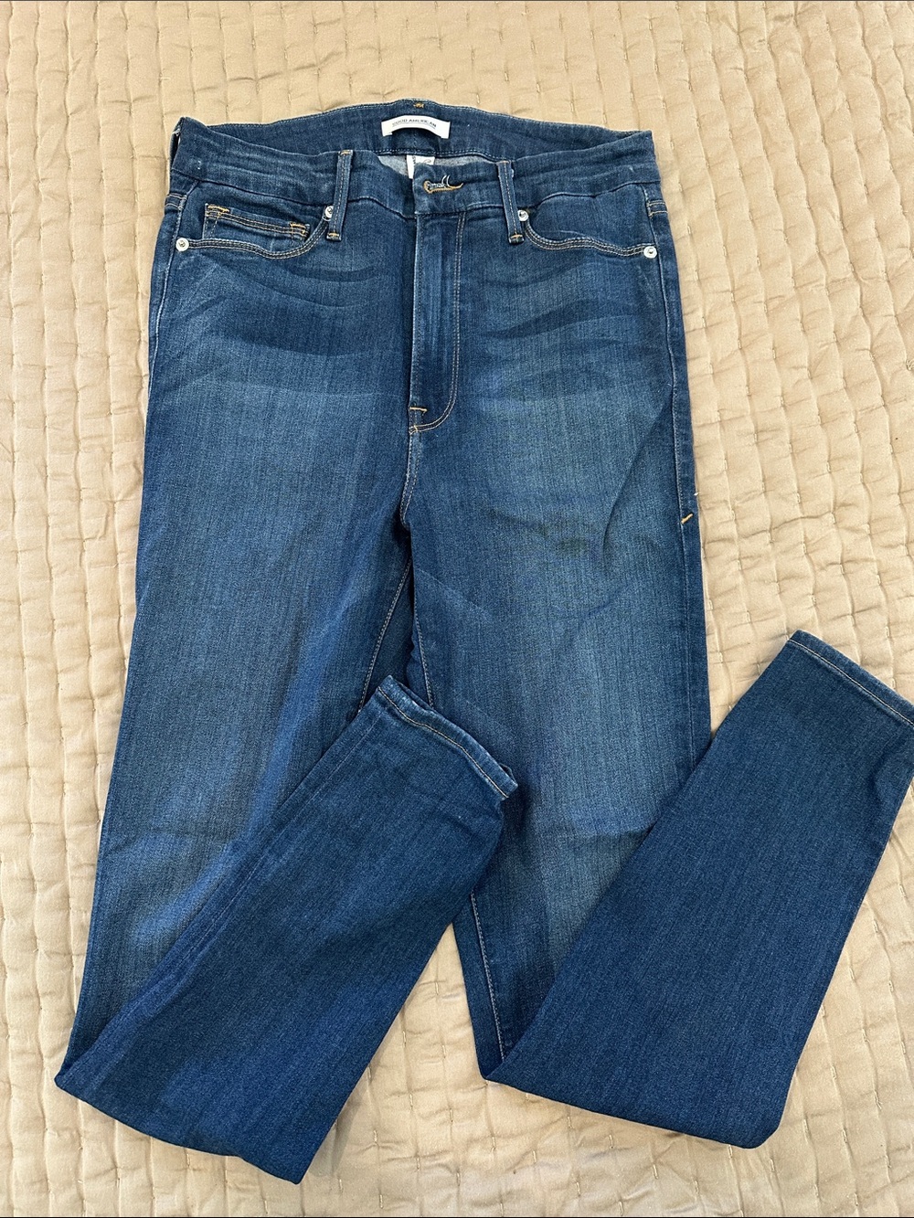 Good American Slim Skinny Jeans in Dark Blue Wash